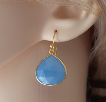 Vergulde zilveren bezel oorbellen met briolet blauw Chalcedoon